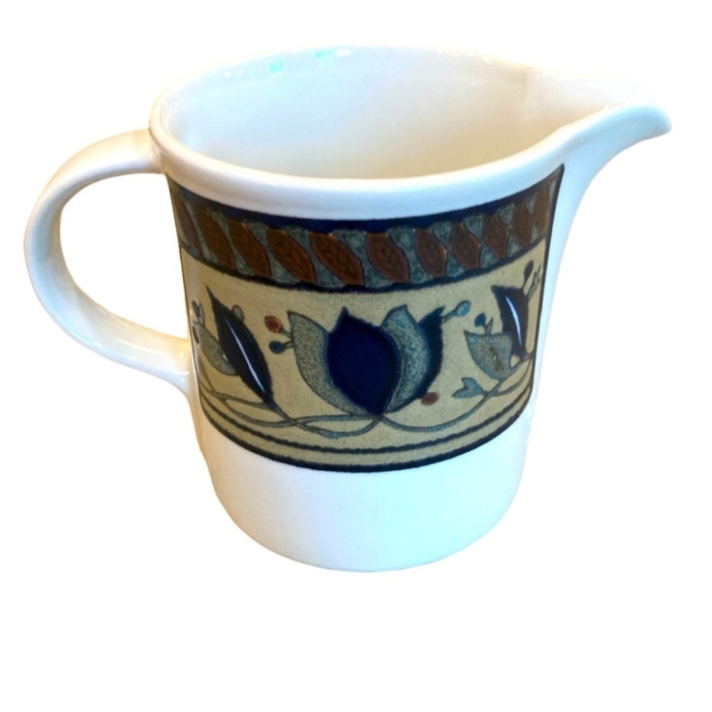 Mikasa Intaglio Arabella creamer dish. Capacity 8 ounce. Stonewear.